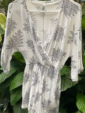 Hawaii’s Finest White & Black Romper  Size S